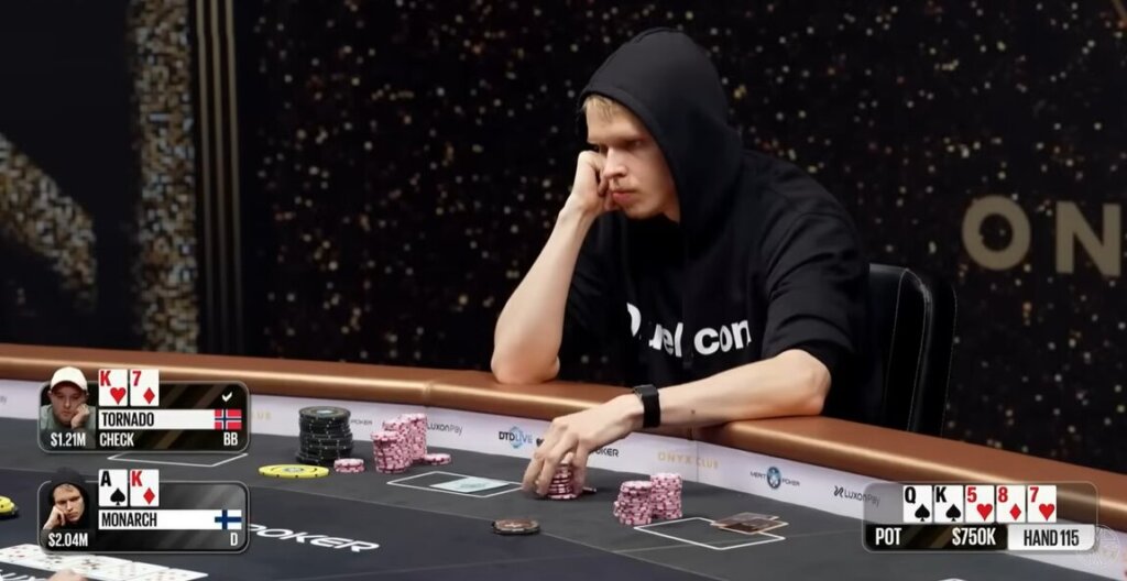 Monarch at Onyx poker table